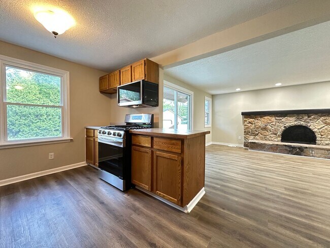 Foto del edificio - 3 Bedroom 1.5 Bathroom Finished Basement 2...