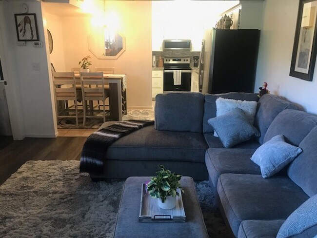 Building Photo - Lovely Auburn Woods 1 Bedroom 1 Bath Townhome