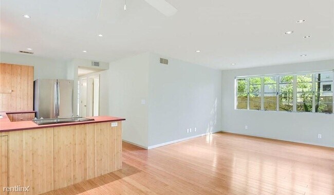 Building Photo - 1209 Elm St