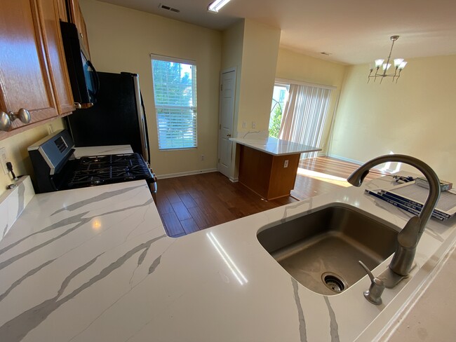 Building Photo - 406 Walnut Woods Dr