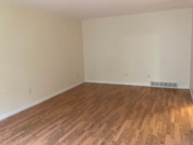 living - 922 S Lake St