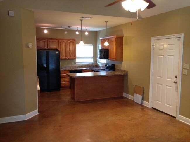 Building Photo - 1402 Harwich Dr
