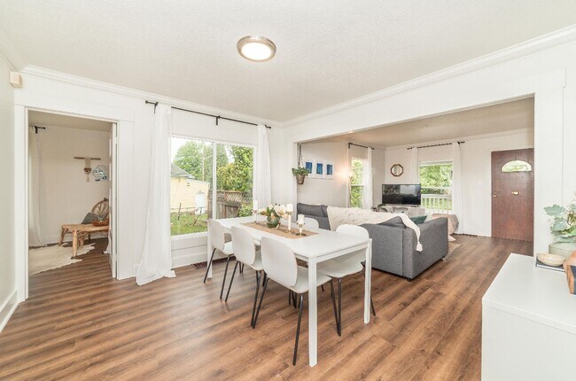 Building Photo - Charming Downtown Vancouver Bungalow