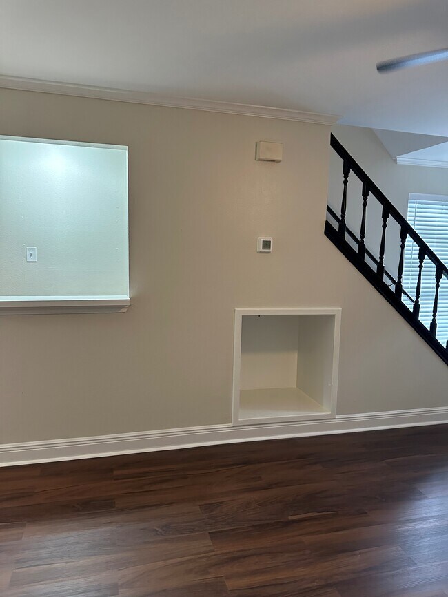 Foto del edificio - 421 Longwood Ct