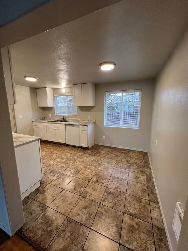 Building Photo - 2-bedroom 1-bathroom duplex