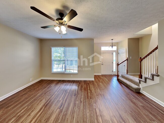 Foto del edificio - 102 Fairgrove Cir