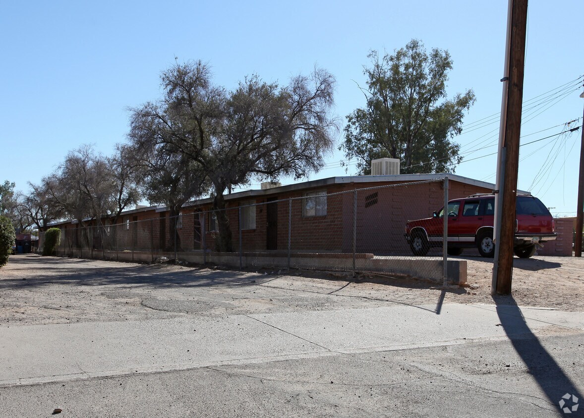 Primary Photo - 3030 N Estrella Ave