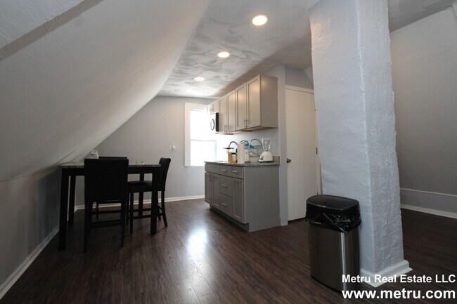 Building Photo - 1736 N Sawyer Ave