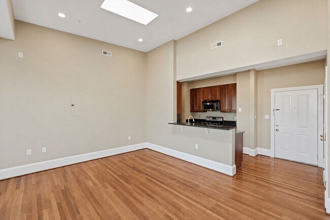 Foto del edificio - Columbia Heights Penthouse Condo | 1 Bed | 1 Bath | 600 Sf