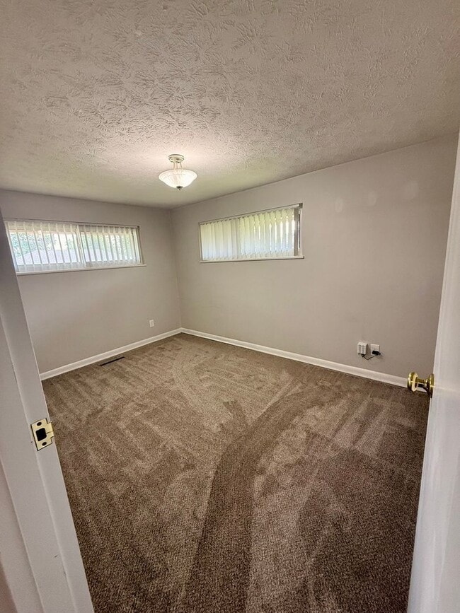 Building Photo - Updated 3BR Brick Ranch | Screened Porch | Attached Garage