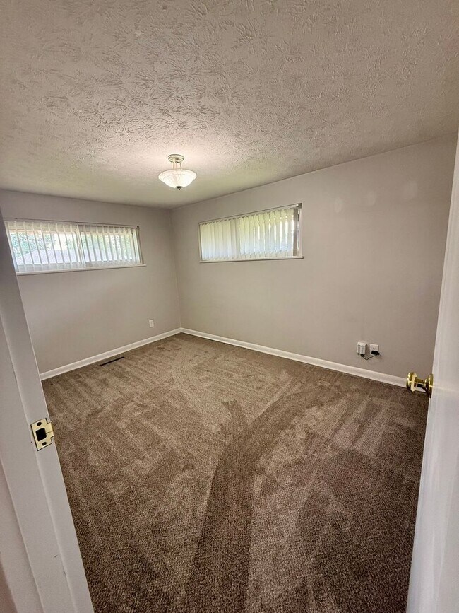 Foto del edificio - Updated 3BR Brick Ranch | Screened Porch | Attached Garage