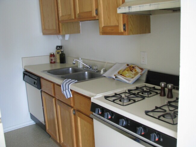 Foto del edificio - 1908 Inglewood Dr, Apt #D