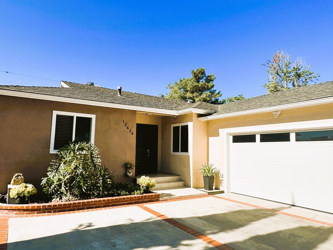 Foto principal - 12624 Hartland St