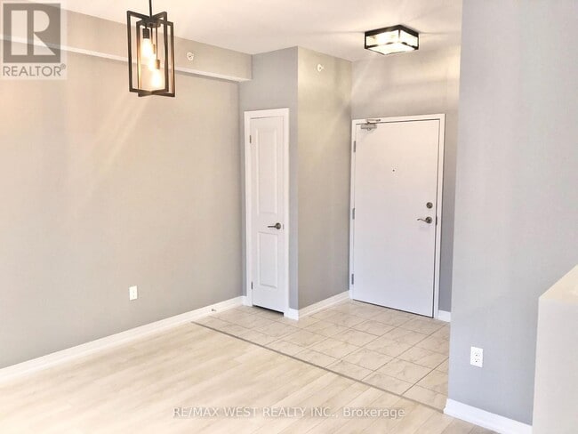 Building Photo - 304 Essa Rd