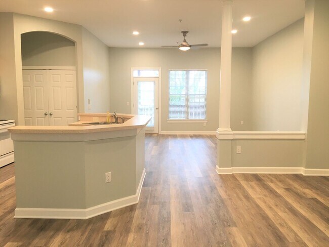 Foto del edificio - Inviting, modern two bedroom with garage parking, balcony views and a wonderful location in Chape...