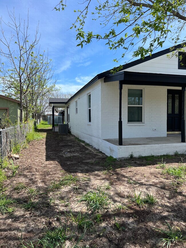 Foto del edificio - 3429 Kenwood Ave