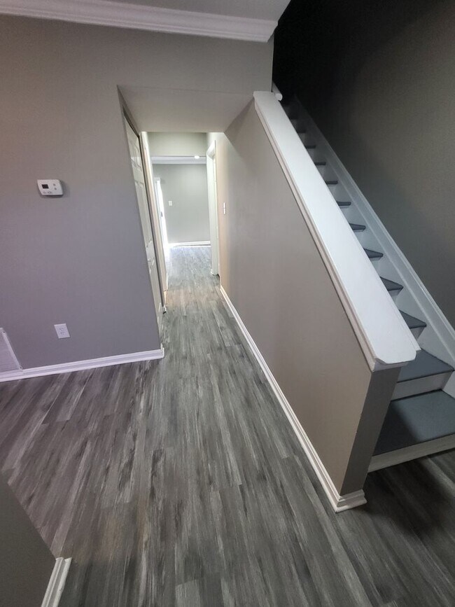 Building Photo - 3Bed 3 Bath Finished Basement!