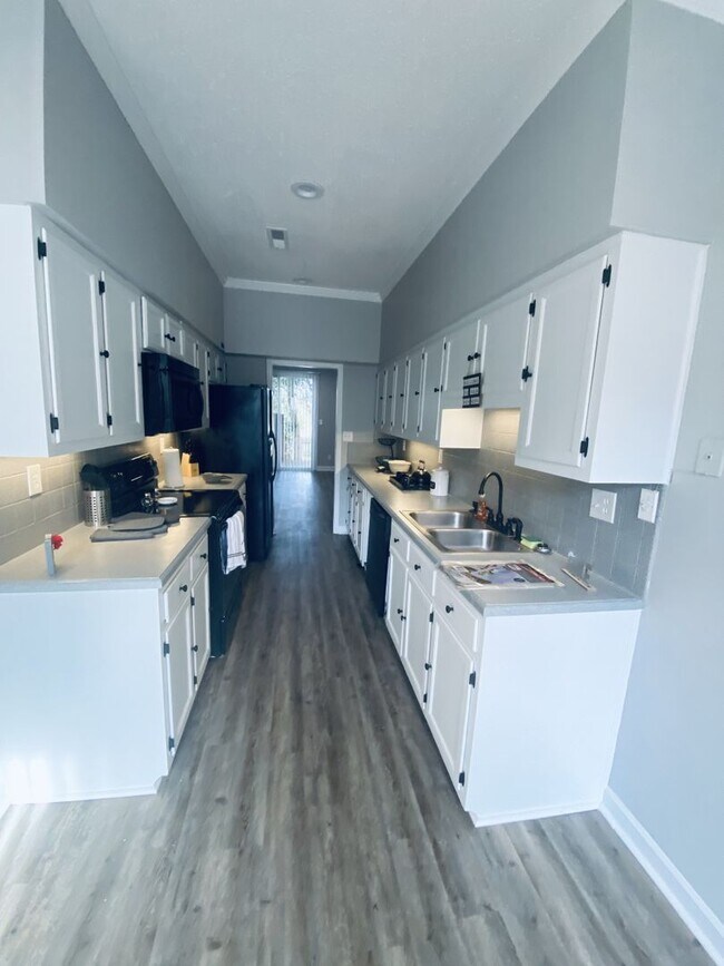 Foto del edificio - Coming Soon.... Spacious 3 Bedroom 2.5 Bath Townhome!!