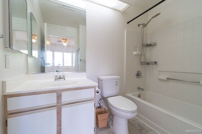 Foto del edificio - 3 Bed 2 Bath condo in Hillsdale Phase 2