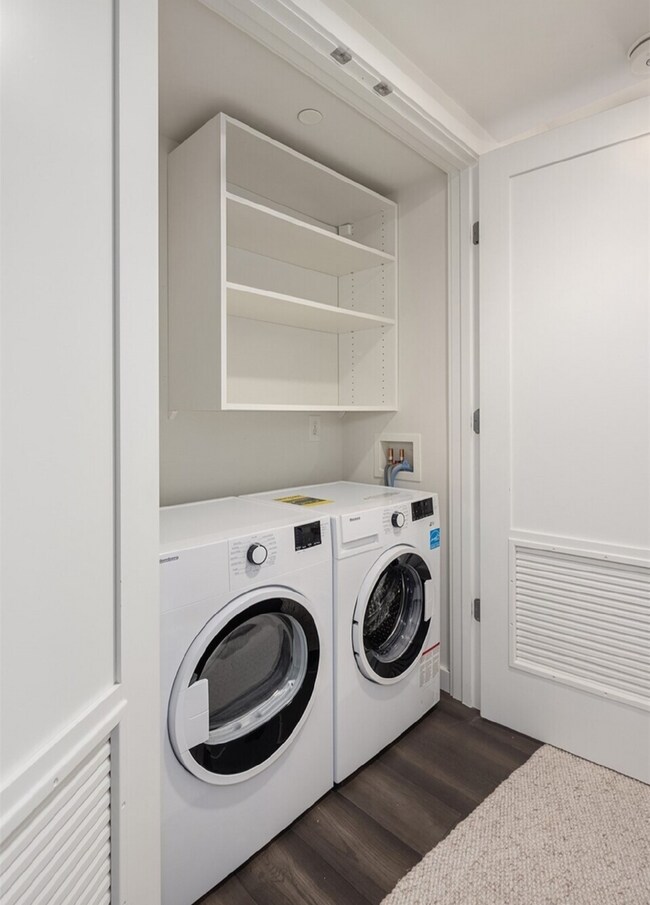 Building Photo - Incredible Pioneer Square Studio Available Now!