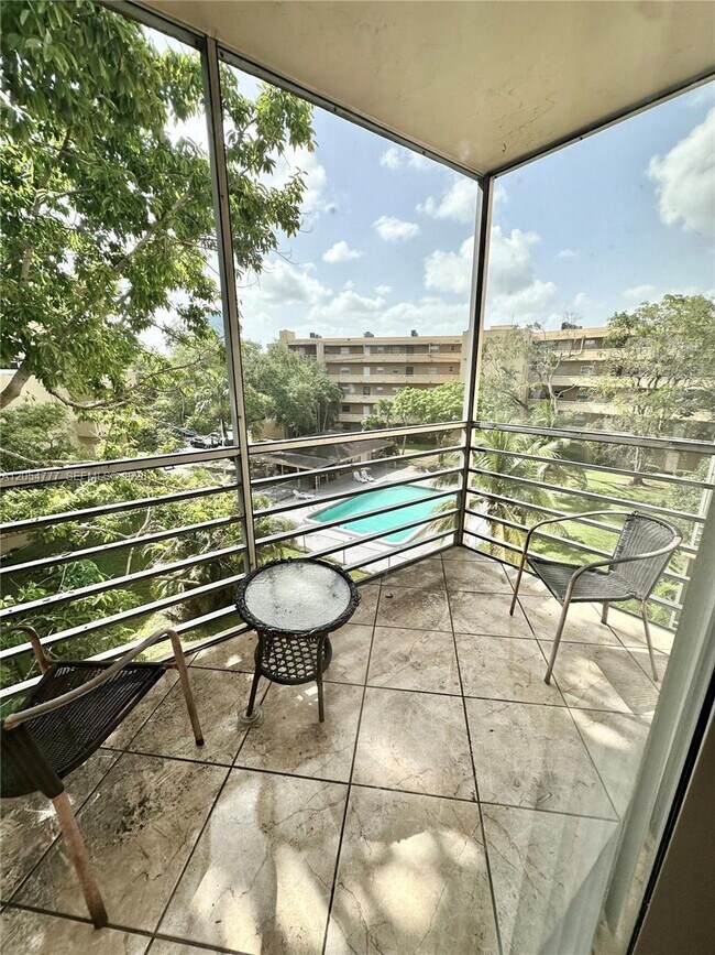Foto del edificio - 4111 Stirling Rd