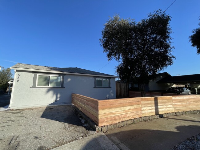 Building Photo - 686 San Luisito Way