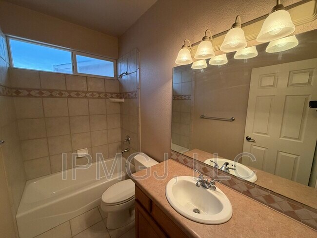 Building Photo - 568 1/2 Garden Grove Court