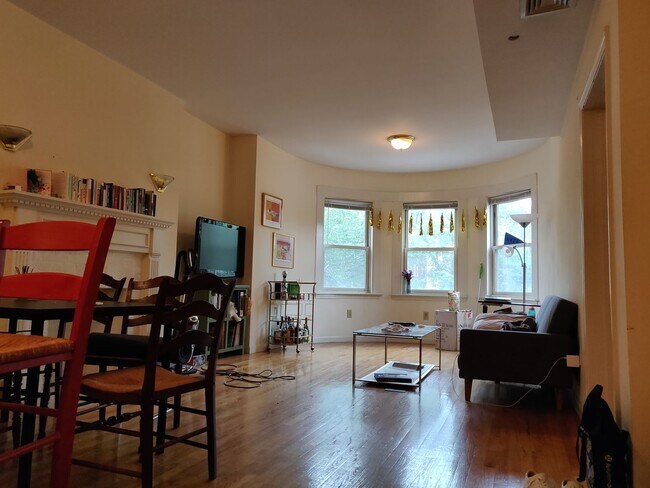 Foto del edificio - Central Coolidge Corner Location. Steps fr...