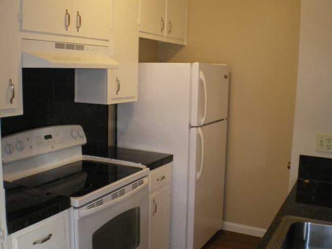 Building Photo - Great Looking 2bd / 1bth 2 Story Condo!