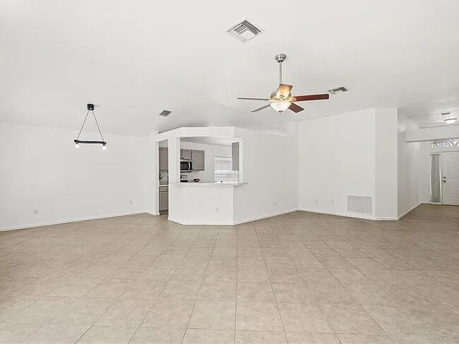 Building Photo - "Charming 3-Bedroom Oasis with 2 Full Baths in Riverview – Your Ideal Home Awaits!"