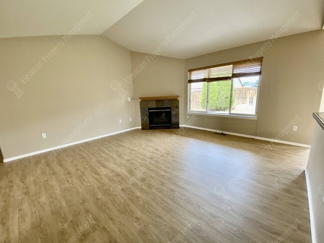 Building Photo - Single-Level home in NE Redmond with fenced backyard!