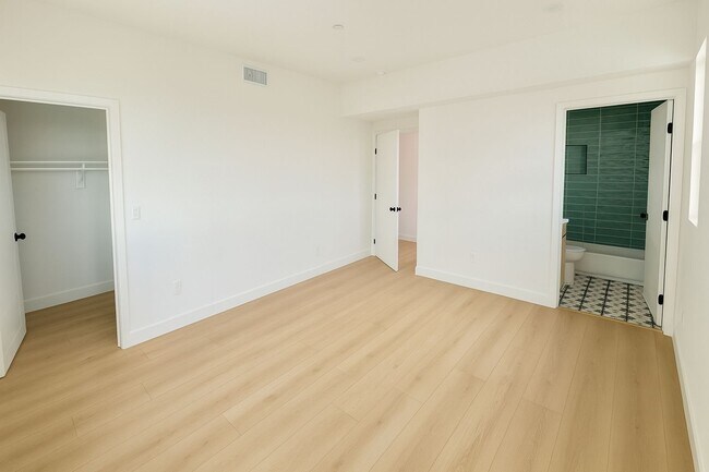 Foto del edificio - 4511 Rosewood Ave