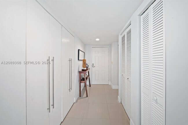 Building Photo - 1155 Brickell Bay Dr