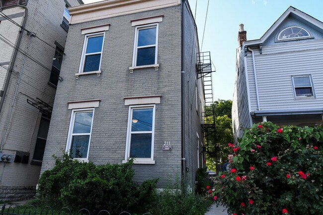 Building Photo - 211 E 5th St
