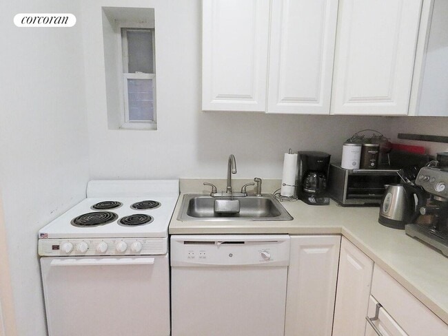 Building Photo - 302 E 92nd St