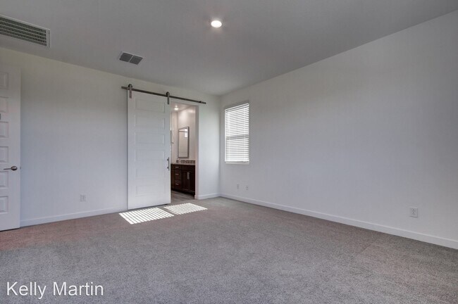 Foto del edificio - 4 br, 2.5 bath House - 1087 E Chapman Drive