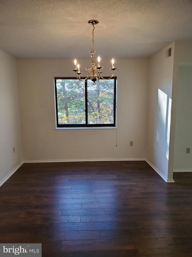 Building Photo - 15101 Interlachen Dr