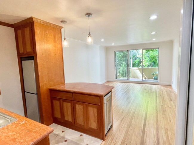 Building Photo - Prime Nob Hill Remodeled Condo, Private Ba...