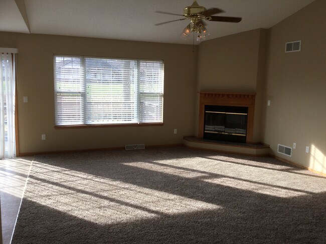 Building Photo - 840 Clover Court