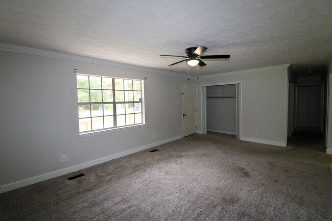 Building Photo - One level Home Close to Town