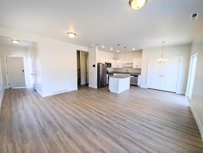 Building Photo - 1035 W 600 S