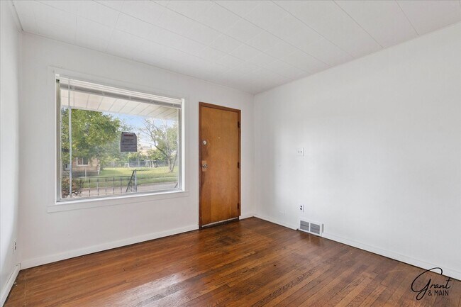 Foto del edificio - 3 bedroom - 1 bath  $1095/month