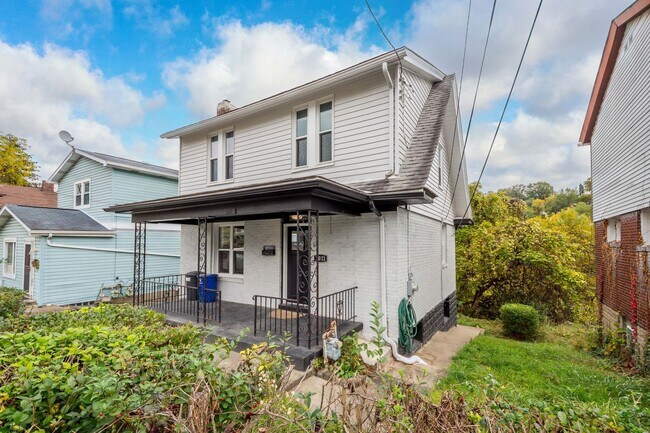 Building Photo - Beautiful 3 bedroom home in Beechview available March 15!