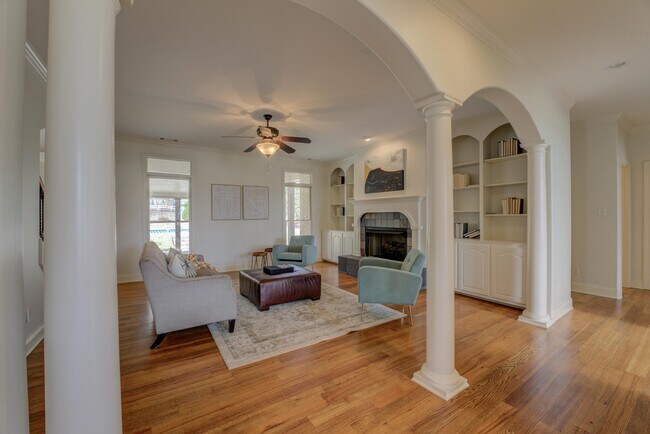 Building Photo - 2057 Battle Cove
