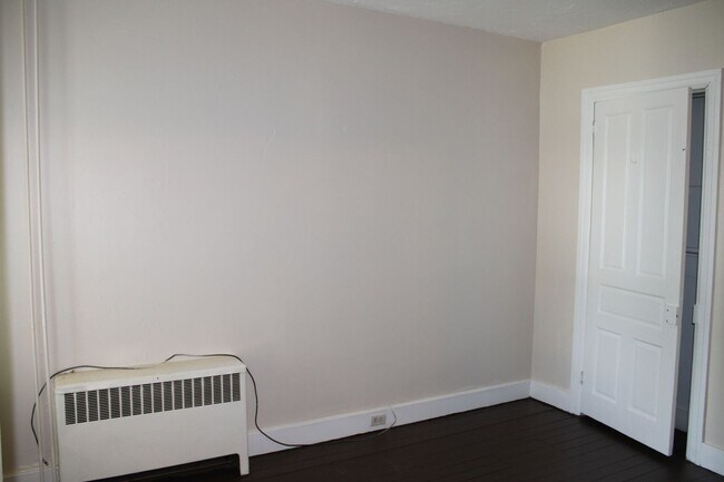 Foto del edificio - 2-Bedroom Second-Floor Apartment