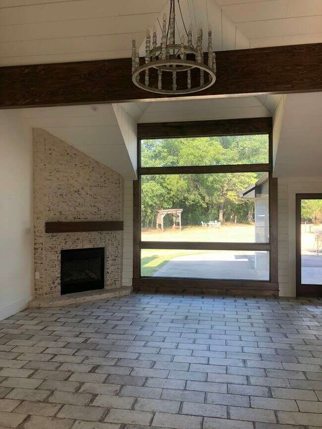 Building Photo - 461 Silver Ln