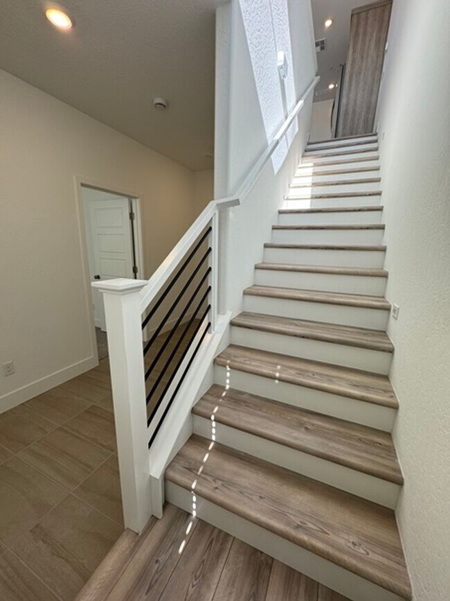 Foto del edificio - 566 Mahogany  (Spruce & Peach)