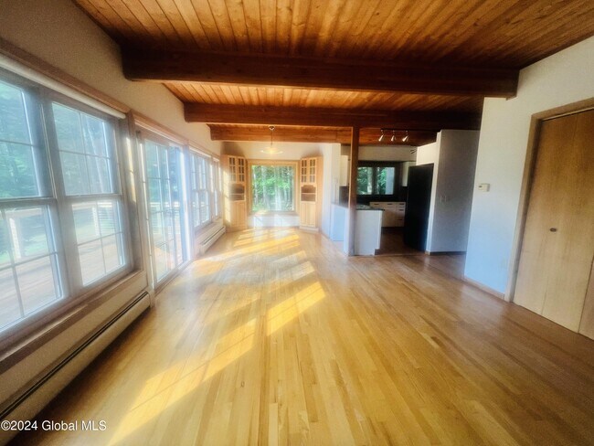 Foto del edificio - 324 Plank Rd