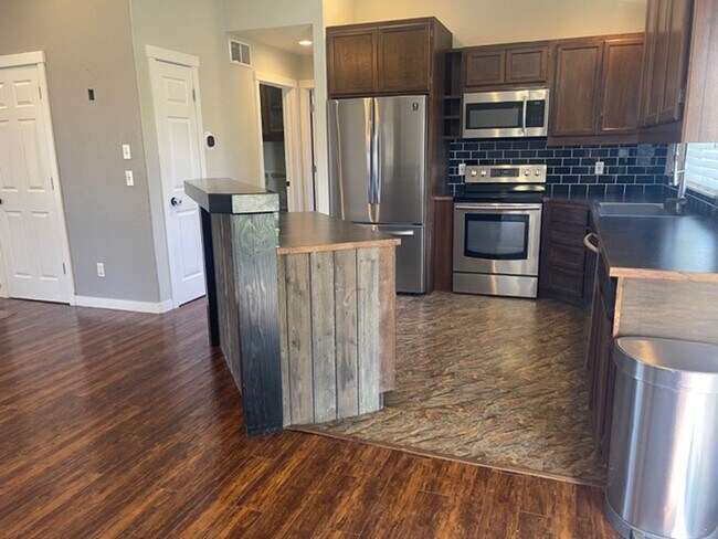 Foto del edificio - 1604 N Lea St