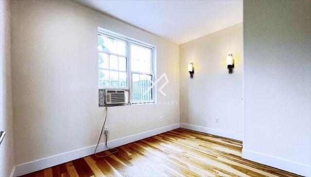 Foto del edificio - 4 bedroom in BROOKLYN NY 11205